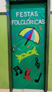 EMEF DORIVAL REIS CAMARGO REALIZA EXPOSIÇÃO FOLCLÓRICA.