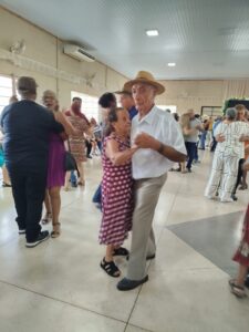 GRUPO DA MELHOR IDADE PARTICIPA DE BAILE REGIONAL EM GUARARAPES.
