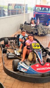 PASSEIO COM AS CRIANÇAS NO SPEED PARK.